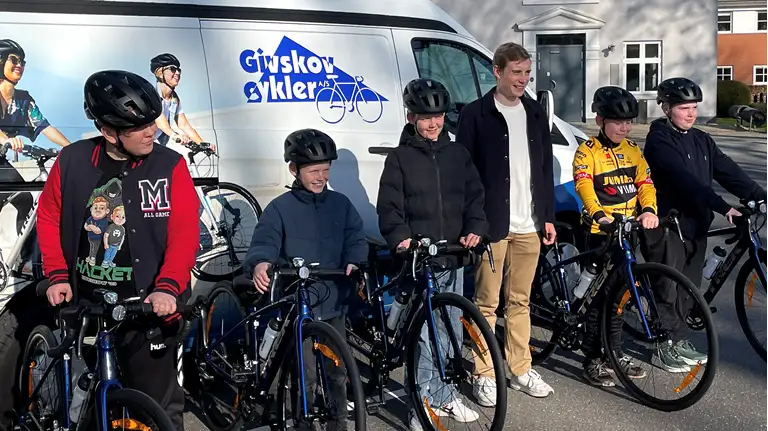 Jonas Vingegaard og de fem drenge, da de netop har fået udleveret deres nye cykler