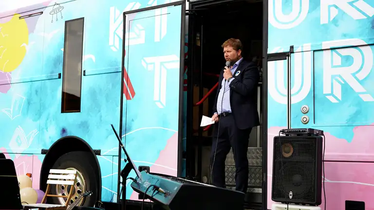 Udvalgsformand Torben Overgaard holdt tale ved indvielsen af en nye Kulturbus.