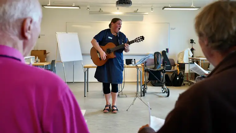 Musikterapeut Karen Bjørnskov har hver uge demenskor på Plejecenter Fjordglimt i Sennels.