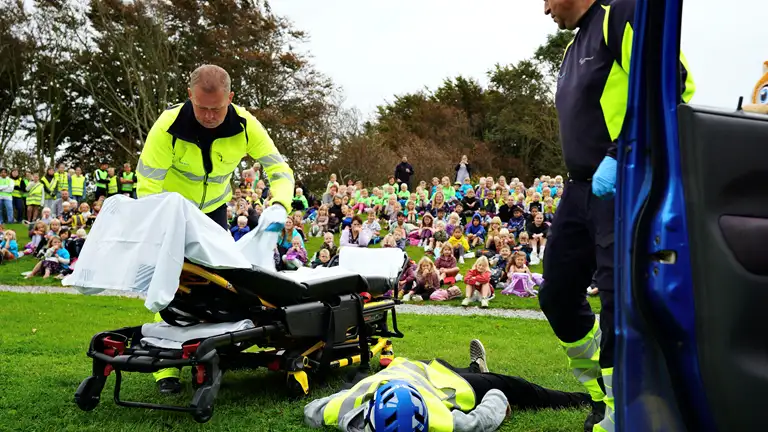 Der blev opført skuespil for børnene, hvor en cyklist blev hentet i ambulance efter et uheld.